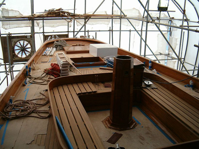 Barco de época Nordwind, reparaciones: montando bitácora.