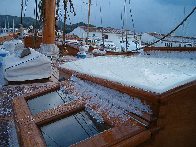 Barco de época Nordwind, reparaciones: doghouse pequeña bajo la nieve en Mallorca