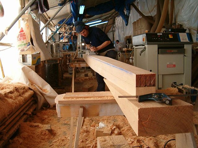 Barco de época Veronique, construcción mástil: cepillando tablones ya pegados.